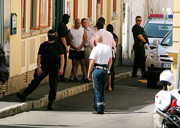 Veszprémben a nyomozás során az előzetes letartóztatásban lévő Sz. I-vel a bűncselekmény elkövetésének helyszínén kihallgatást tartottak a gyilkosság éjszakáján történtek rekonstruálása érdekében