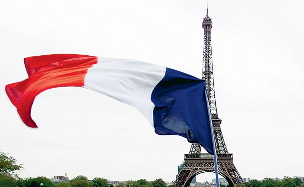 Fotóstrükk, mintha a kihívóan lobogó francia trikolór az Eiffel-toronyra lenne felerõsítve