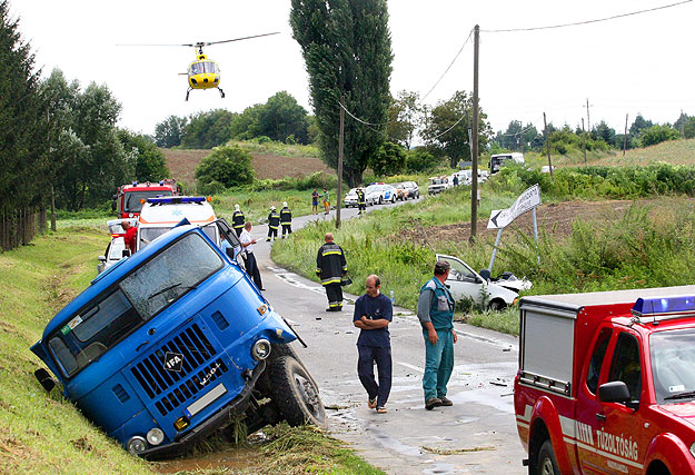 Mentõhelikopter száll fel a baleset helyszínérõl a Zala megyei Újudvar közelében, ahol elõzõleg eddig ismeretlen körülmények között összeütközött két személyautó és egy tehergépjármû. A jármûvekben összesen tízen utaztak. A baleset következtében egy 