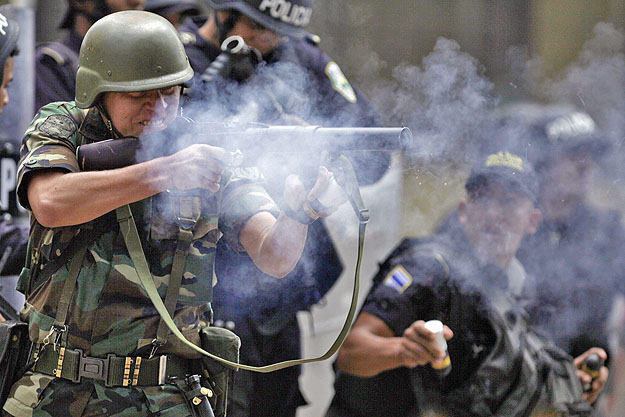 Könnygázt is bevetettek a tegucigalpai tüntetők ellen