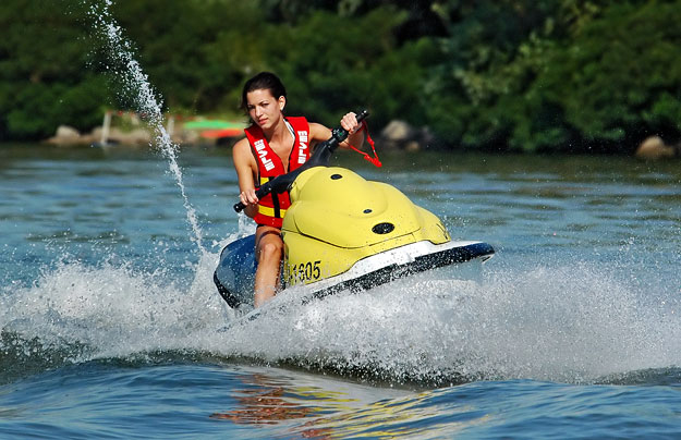 A jet ski kedvelt vízi sport a Tisza-tó erre kijelölt részén