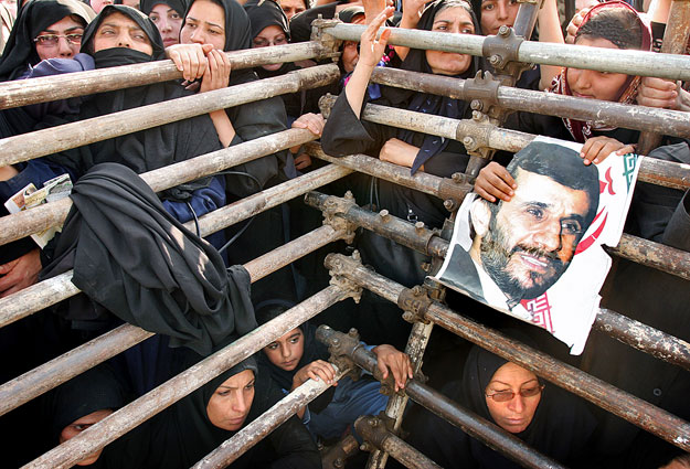 Ahmadinezsád női hívei