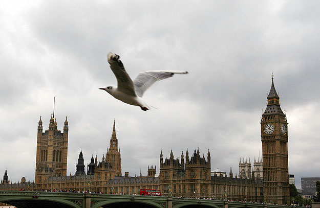 A londoni parlament. Hírességek célozzák meg a magukat lejáratott politikusok helyeit