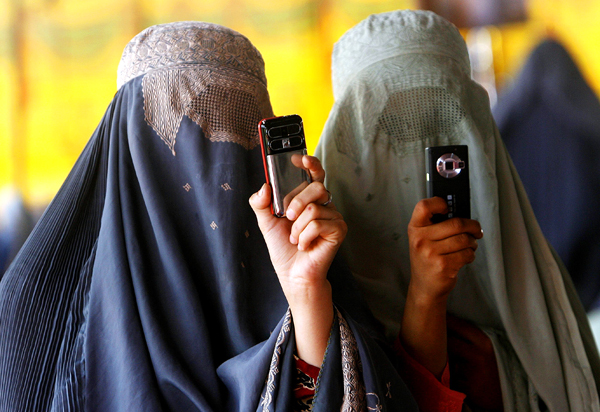 Fényképező afgán nők egy Karzai támogató nagygyűlésen Kandahár tartományban