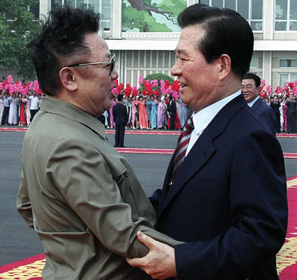 A Nobel-díjat érő gesztus: Kim De Dzsung dél-koreai elnök, polgárjogi harcos (jobbra) az észak-koreai diktátorral, Kim Dzsong Illel