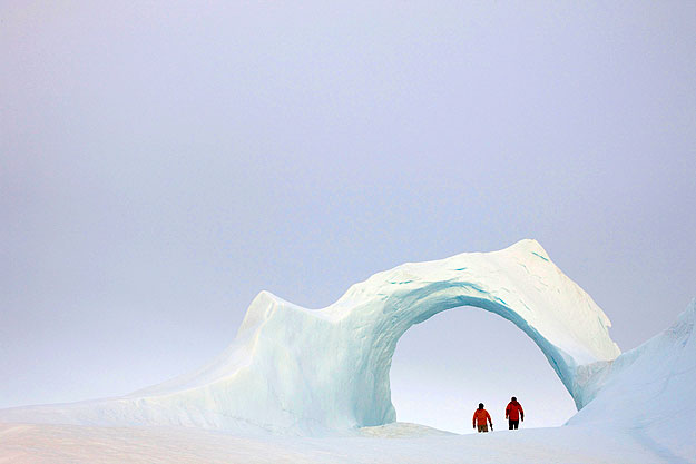 Kirándulás az egyik tengerben sodródó jéghegyen, 36 méterrel a víztükör felett