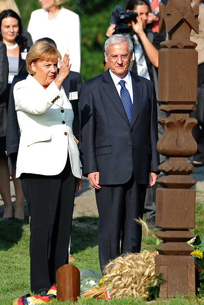 Angela Merkel és Sólyom László a sopronpusztai emlékhelyen beszélget a páneurópai piknik huszadik évfordulóján