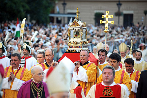 A Szent Jobb-körmenet résztvevõi vonulnak a Szent István téren Budapesten