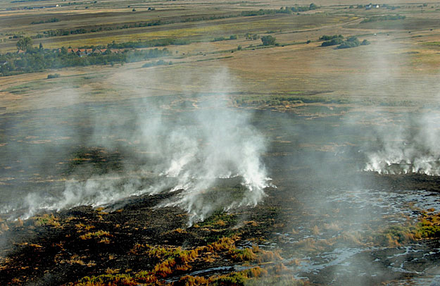 Több hektáron füstöl a nád a Hortobágyi Nemzeti Parkban a Kócsújfalu melletti Fekete réten. Az Országos Katasztrófavédelmi Főigazgatóság közlése szerint a tűzoltók sem gyalog, sem gépkocsival nem tudják megközelíteni a lápos, mocsaras területet.