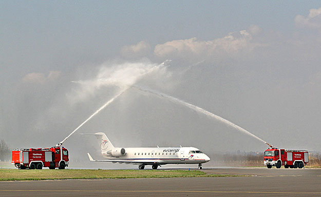 Idén áprilisban az újra kinyitott sármelléki FlyBalaton repülőtérre elsőként érkező Lufthansa-járatot - amely Düsseldorfból indult 31 utassal - a landolás után a tűzoltók vízsugárral köszöntötték.