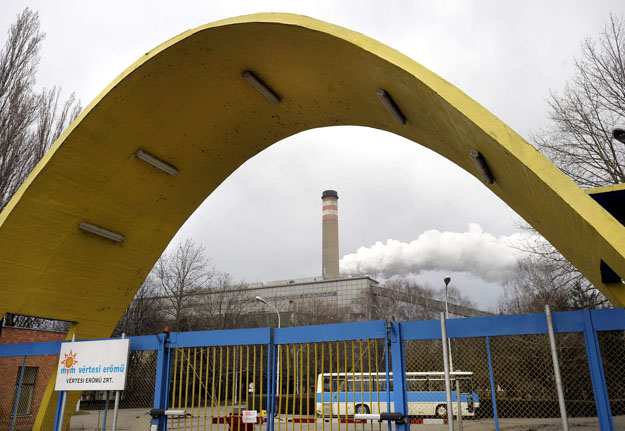 A Vértesi Erőmű bejárata. A szénfillér és az MVM tartja életben a céget
