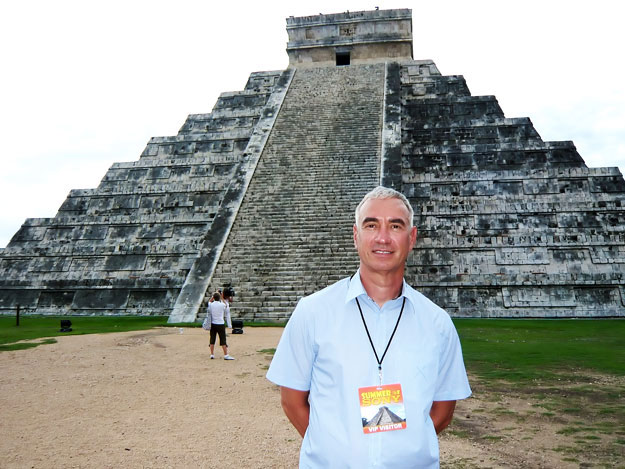 Roland Emmerich a mexikói Chichén Itzában, a piramis lábánál