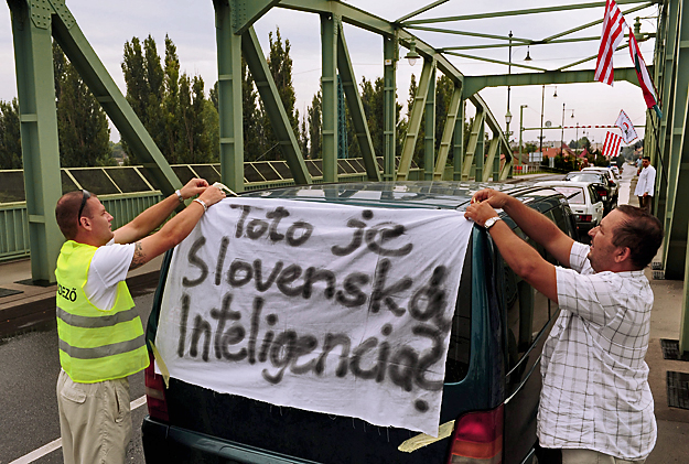 Szlovák nyelvű feliratot helyeznek el demonstrálók egy mikrobuszon a komáromi Duna-hídon: Ez a szlovák intelligencia?