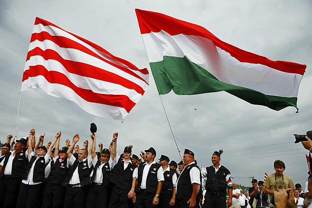 Az Új Magyar Gárda Mozgalom 2009 augusztusi avatója Szentendrén, egy magántelken