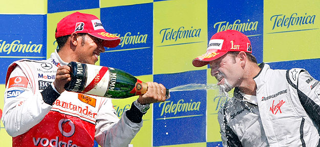 Pezsgő Barrichellónak - Hamilton elbukta ugyan az első helyet, de ebben a szezonban a másodiknak is őszintén tud örülni