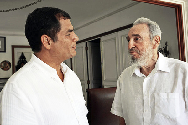 Fidel Castro Rafael Correa ecuadori elnökkel beszélget, agusztus 21.-én készült felvételen