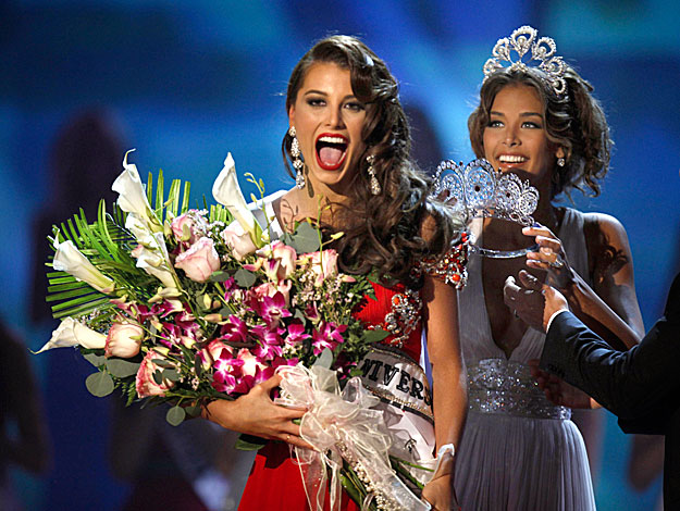 A 18 éves venezuelai Stefania Fernandez-t szépségkirálynővé koronázza honfitársnője, az előző évi győztes Dayana Mendoza