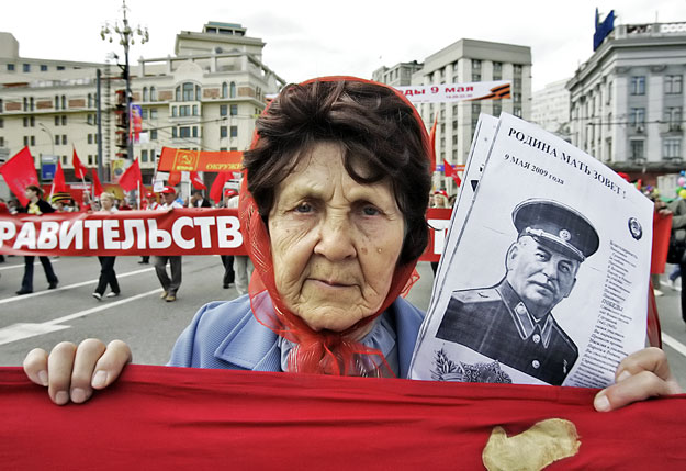 Sztálin-portré a Győzelem Napját (május 9.) ünneplő  kommunista felvonuláson Moszkvában