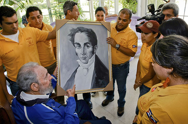 Venezuelai diákok Simón Bolívar képével ajándékozták meg Castrót