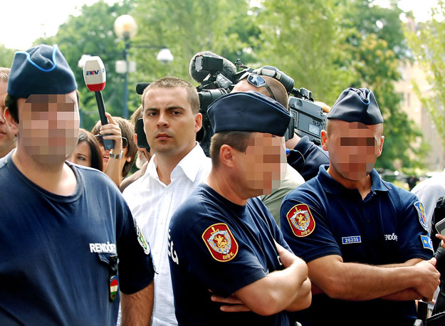 A Jobbik elnöke rendőrsorfal mögött távozik a Teve utcai rendőrpalotából