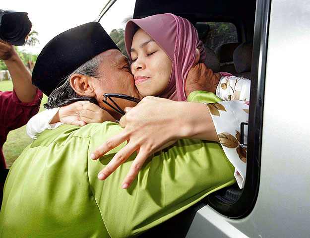 Kartika Sari Dewi Shukarnot üdvözli édesapja, miután elhalasztották büntetésének végrehajtását 
