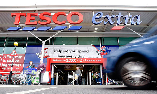 Shoppers leave a Tesco store in Loughborough, central England, April 15, 2008. Tesco, the world's third-biggest food retailer, reported a record 2.8 billion pound ($5.5 billion) annual profit on Tuesday and said it had made a strong start to its new 