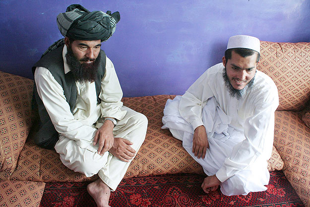 A Guantánamóról hétfőn szabadult Mohammed Jawad (jobbra) Kabulban, egyik rokonával