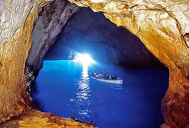 A Kék Barlangot rengeteg turista keresi fel