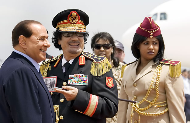Silvio Berlusconi és Moammar al-Kadhafi a római Ciampino reptéren 