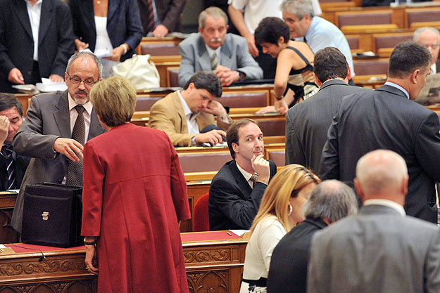 Oszkó Péter (középen) a parlamentben, az adócsomag elfogadásakor