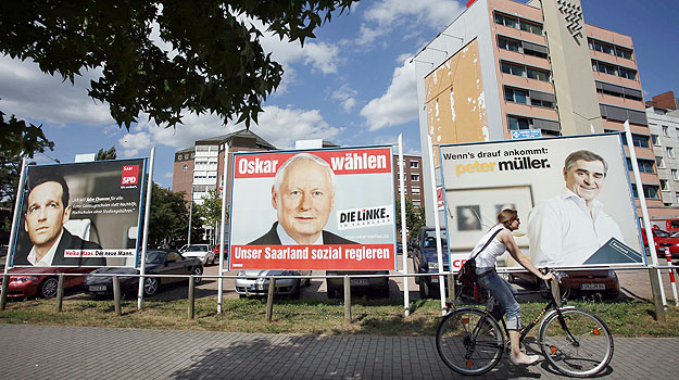 Választási plakátok a Saar-vidéken: balról Heiko Maas (SPD), Oskar Lafontaine (Baloldal) és Peter Müller (CDU)