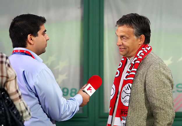 Orbán Viktor, a Fidesz elnöke egy DVSC sállal a nyakában nyilatkozik egy riporternek a mérkőzés után