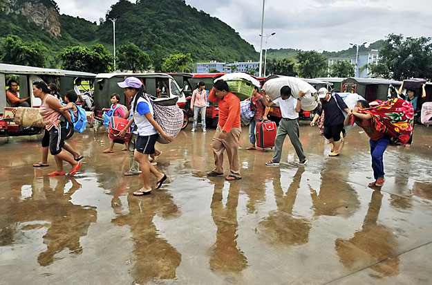 Mianmari menekültek érkeznek a kínai Yunnan tartományba 2009. augusztus 25-én