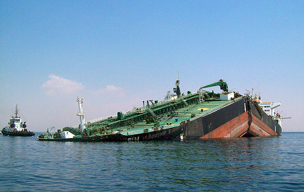 Egyiptomi révhajó közelíti meg a szerencsétlenül járt panamai tankert