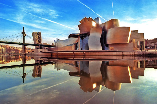 A bilbaói Guggenheim Múzeum homlokzata (Frank Gehry, 1997)