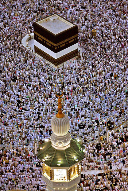 Kába-szentély imádkozó muzulmán zarándokokkal 2007. december 12-én