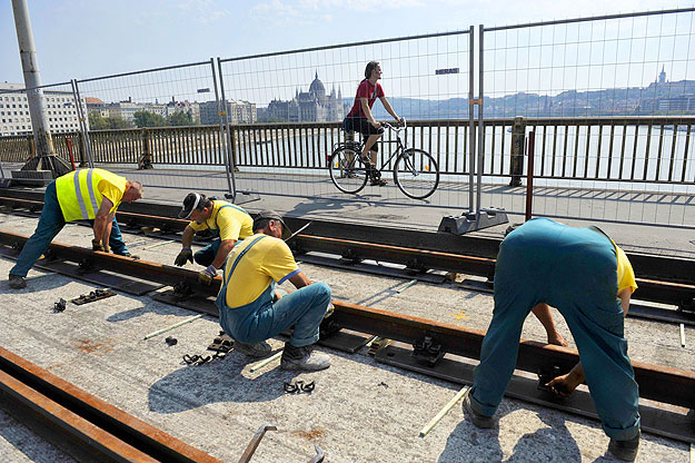 A híd déli oldalára tervezett kerékpársáv nem készül el