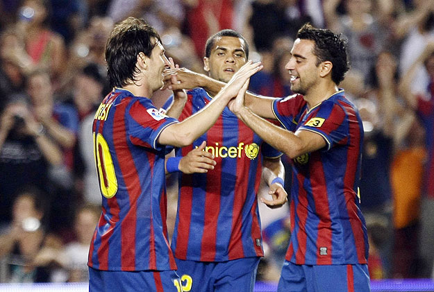 Öröm a köbön. Messi, Daniel Alves, valamint Xavi ünnepel