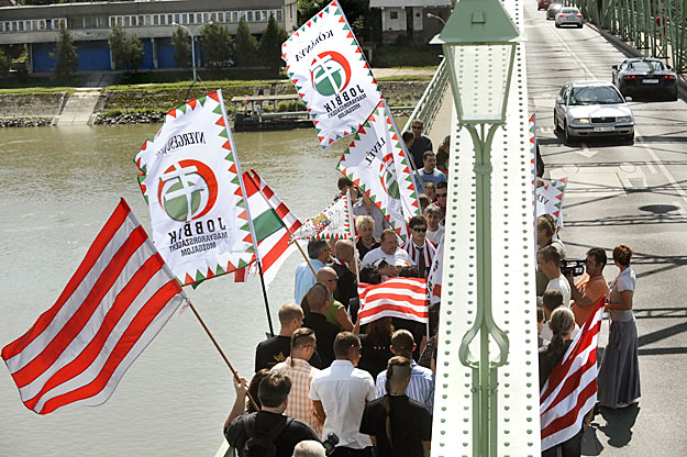 Jobbik delegációja a komáromi Duna hídon