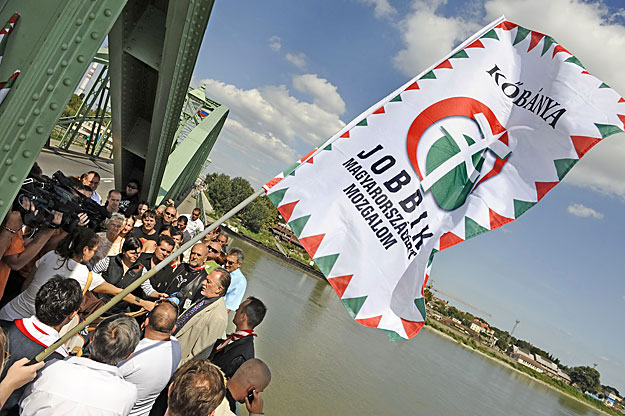 Jobbik-tagok a Mária Valéria hídon