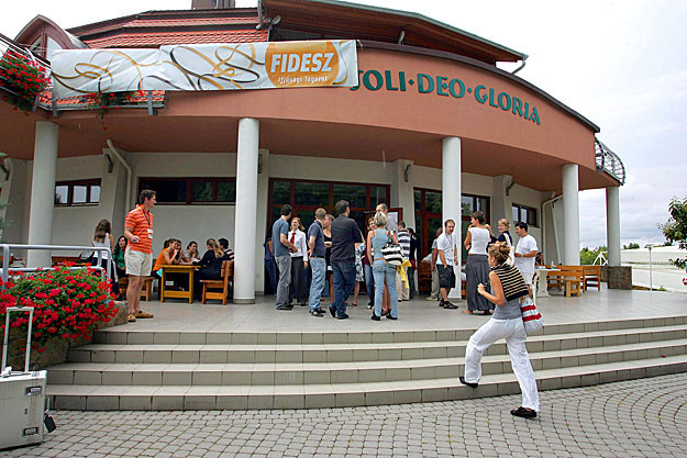 A Fidesz ifjúsági tagozatának nyári egyeteme a szárszói református konferencia-központban