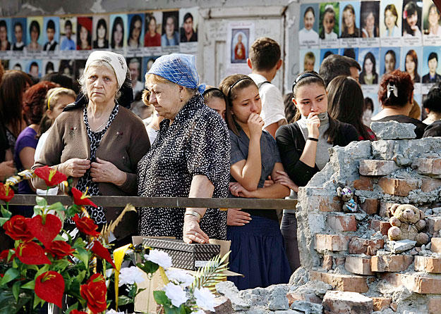 Gyászolók zarándokolnak el a tragédia helyszínére, Beszlan város iskolájának egykori tornatermébe 2009. szeptember 1-én. 