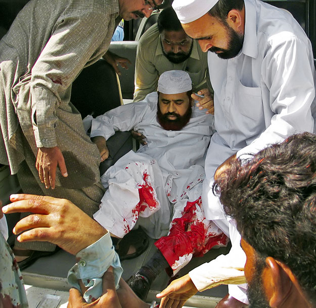 Pillanatokkal a lövés után: a sérült pakisztáni minisztert cipelik