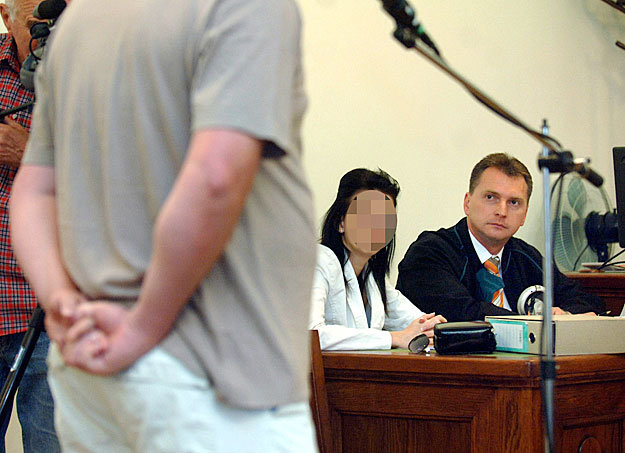 E. Zsanett és ügyvédje Tuza Péter hallgatja az elsőrendű vádlottat a Fővárosi Bíróságon, 2009-ben