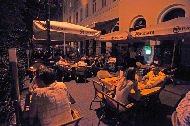 Sötetben ülnek a vendégek. Elsötétültek a Liszt Ferenc téri vendéglők és szórakozóhelyek, miután 2009. szeptember 1-jén 22 órakor életbe lépett a terézvárosi \