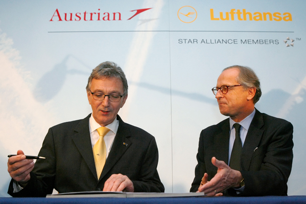 Lufthansa elnök-vezérigazgatója, Wolfgang Mayrhuber és Peter Michaelis az osztrák vagyonügynökség vezetője a bécsi aláírási ceremónián
