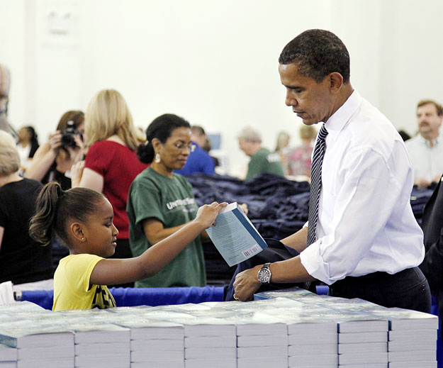 Barack Obama és lánya, Sasha egy könyvvásáron