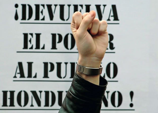 Adják vissza a hatalmat a hondurasi népnek! - követeli Zelaya egy híve a Costa Rica-i elnöki rezidencia előtt