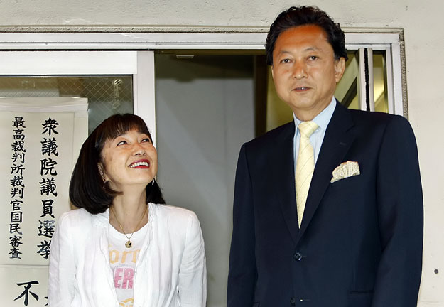 Japan's main opposition Democratic Party leader Yukio Hatoyama and his wife Miyuki pose for the media after casting their absentee ballots for the upcoming house election at a polling station in Tokyo August 26, 2009. Japan's opposition Democratic Pa