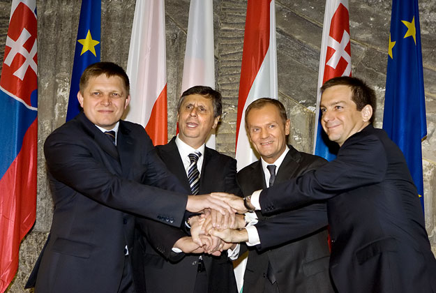 Robert Fico szlovák, Jan Fischer cseh, Donald Tusk lengyel és Bajnai Gordon magyar kormányfő. Valami közös